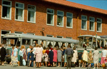 Barnens ö: Folksamling vid bussar