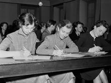 Tävling i stenografi. Melinska stenografförbundets traditionella säkerhetstävling ägde rum på ett femtontal platser i landet. Fr.v. fröken Ingrid Andersson, fru Renée Hedsén och Maja Thorén.