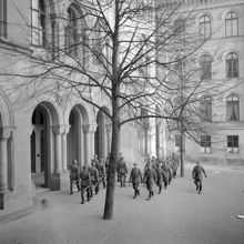 Svea Artilleriregemente. Uniformerade vakter går förbi varandra på gården