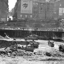 Vy mot Hamngatan och resterna av Hamngatsbacken med kv. Åskslaget. I fonden t.v. Norra Smedjegatan