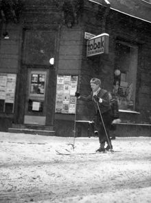 Jakobsgatan 26, Svenska Dagbladets sportchef Olof Groth åker skidor