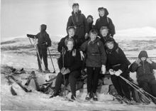 Manilla: Barn med skidor i fjällen