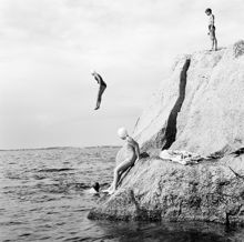 Hopp från klippa ner i havet, skärgården