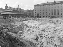 Rivna Hötorget 10 i kvarteret Grytgjutaren. Här ska första höghuset byggas. I fonden Hötorgshallens östra sida och Konserthusets södra sida.