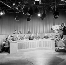 Valhallavägen 117 (TV-studio på A1). Tv-debatt om pensionsfrågan. Fr.v. Wilhelm Röhl, Gunnar Dahlman, Arne Geijer, Torsten Nilsson, Sten Wahlund, Torsten Bengtsson, Ernst Bexelius, Harald Adamsson