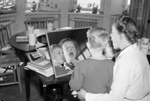 Lidingöhemmet, ett barnhem för gomdefekta barn. En pojke får tallektion av tallärarinnan Märta Mörling. (Barnen var mellan 4-6 år och behandlingstiden kunde varierade från ca 2-8 månader)