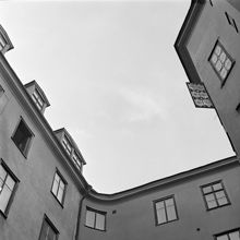 Regeringsgatan 59, gården. Fasadernas övre del