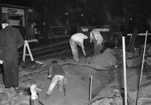 Vägarbete mellan Regeringsgatan 71 och 58 efter översvämning i källarlokaler i Regeringsgatan 58