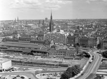 Utsikt från Stadshustornet mot Norrmalm. Nedre hörnet t. v. Centralstationen, Vasagatan och t. h. Stadshusbron. Klara kyrktorn i fonden
