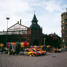 Påskrisförsäljning på Östermalmstorg. Vy mot saluhallen