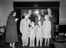 Pelle Svanslös spelas på Operan. Gösta Knutsson besöker föreställningen med familjen Liljencrantz som varit förebilder för kattfamiljen Fritz och Frida i Pelle Svanslösböckerna