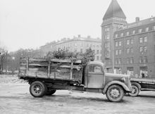 Norra Bantorget mot Vinterpalatset. En lastbil med julgranar i samband med julgransförsäljning på torget