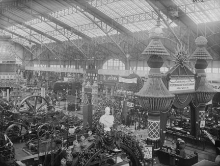 Interiör i utställningshall, sett uppifrån