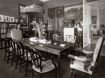 Fotografiet visar prins Eugens bibliotek som det såg ut på 1920-talet.