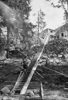 Trätrappa med 175 steg som leder upp till nybyggena på Filipstadsbacken
