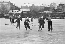 Hammarby idrottsplats. Bandymatch Hammarby-Västerås. Hammarbyförsvaret med fr.v. Gunnar Landelius, Åke Andersson, Herbert Östlund i strid med Västerås spelare Serrander med höjd klubba