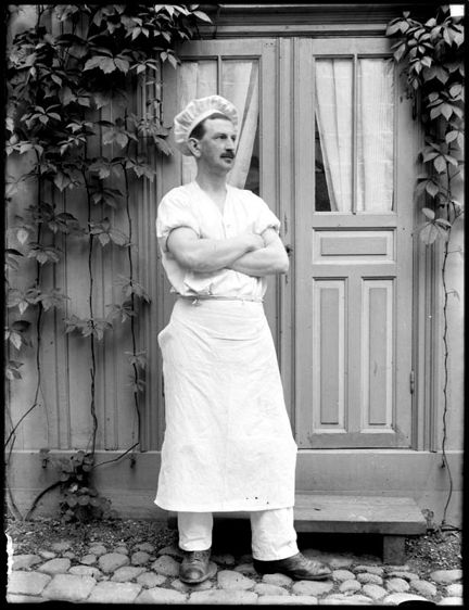 Högbergsgatan 51. Bagare Fritz Bergkvist framför lusthuset omkring 1915
