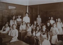 Anna Sandströms skola - flickor i klassrum 1911