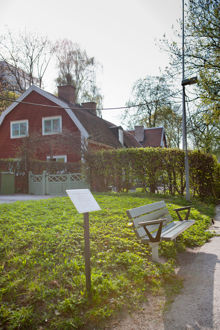 Litterär skylt: Citat ur Bodil Malmstens novellsamling Svartvita bilder : berättelser
