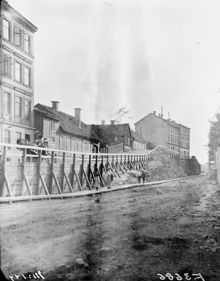 Sänkning av gatunivån vid Prästgårdsgatan 33-37 västerut i kv. Bergsgruvan Större. Gatan fick namnet Maria Prästgårdsgata 1930. Tidigare kv. Matsäcken