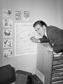 Jägmästare Sture Rosengren visar olycksfallsstatistik