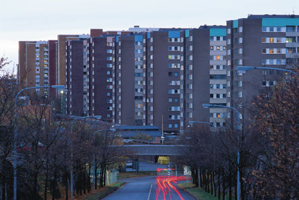 Skymning över Akalla. Kvarteren Nystad och Sveaborg med Sibeliusgången och Norgegatan i förgrunden, foto från Husby