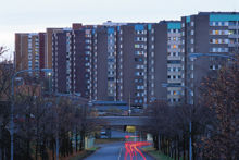 Skymning över Akalla. Kvarteren Nystad och Sveaborg med Sibeliusgången och Norgegatan i förgrunden, foto från Husby