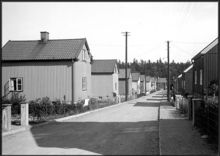 Öbackavägen söderut från Skällnoravägen i Åkeshovs småstugeområde
