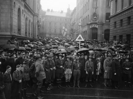 Folksamling på Arsenalsgatan österut från Kungsträdgårdsgatan i väntan på begravningståget med stoften efter de förolyckade från Andréexpeditionen