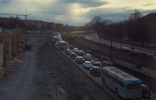 Drottningholmsvägen sedd mot Tranebergsbron. Fredhällsmotet under byggnad. I bakgrunden t.v. Fredhäll. Trafikstockning på Drottningholmsvägen