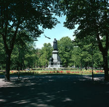 Humlegården vid Linnéstatyn