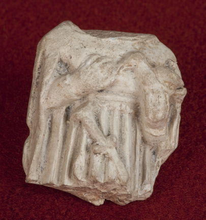 Figurin av en medeltida man med testikeldolk och duva.