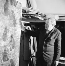 Konstnären Sven X:et Erixson vid ett konstverk