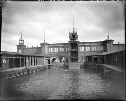 Stockholms stads bad- och siminrättning, Strömbadet i Riddarfjärden. Simbassäng med hopptorn.