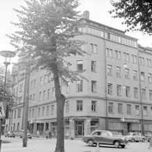 Korsningen Karlavägen 76 och Grevgatan 60 t.h