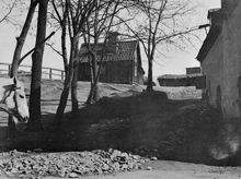 Vy söderut från porten till Wollmar Yxkullsgatan 22 (kv. Postiljonen) mot Wollmar Yxkullsgatan 35 (kv. Piskan). Här går nu Rosenlundsgatan söderut från Wollmar Yxkullsgatan vid kv. Piskan