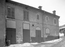 Kv. Lohiska Bruket, östra längan. Foto mot sydost. Kvarteret låg mellan Söder Mälarstrand och Brännkyrkagatan, byggnaderna revs 1954. Härunder ligger nu Södertunneln