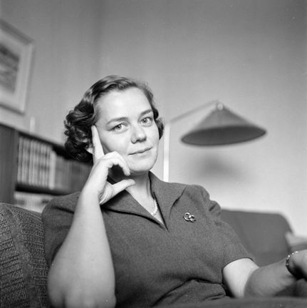 Ulla Isaksson sittande i vardagsrumsmiljö.