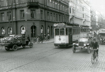 Myller av trafik. Spårvagn på linje 2. 