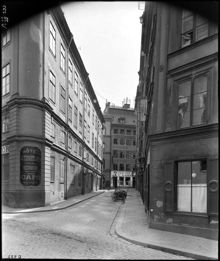 Salviigränd från Myntgatan, i fonden Västerlånggatan