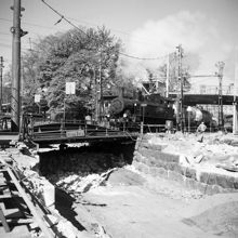 Tegelbacken. Viadukten under arbete. Tågtrafik