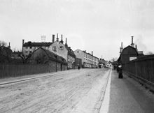 Brännkyrkagatan 128-122 österut från Varvsgatan. Dåvarande kv. Plankan (tidigare Kaninen Mindre) och kv. Låset. Nuvarande kv. Plankan