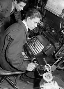 Karduansmakargatan 11B, Svenska Dagbladet, Sätteriet. Nordisk premiär för teletypemaskinen, en automatiserad sättmaskin. Montör Bernt Öhlin testar maskinen medan civilingenjör Sven Witt ser på