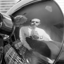 Självporträtt av fotografen, formgivare Herbert Lindgren i konvex lampskärm
