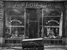 Exteriör av A. Wahlgrens Charkuteri- och Slakteriaffär vid Nybrogatan 15.