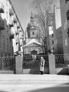 Katarina kyrka och kvarteret Sturen Mindre sett från Östgötagatan. Borgarrådet Harry Sandberg vid grind till gård i kvarteret Sturen Mindre
