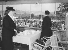 Nationalsången avslutar allsång på Skansen. Juli 1943