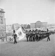 Slottsbacken. Vy mot Blasieholmen med Nationalmuseum i fonden. Vaktparaden går i björnskinnsmössor