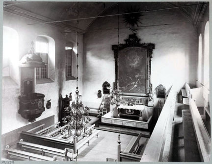 Svartvit bild på interiören i Finska kyrkan, tagen från orgelläktaren mot altaret.