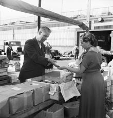 Grönsaksförsäljning på Klaratorget  år 1951